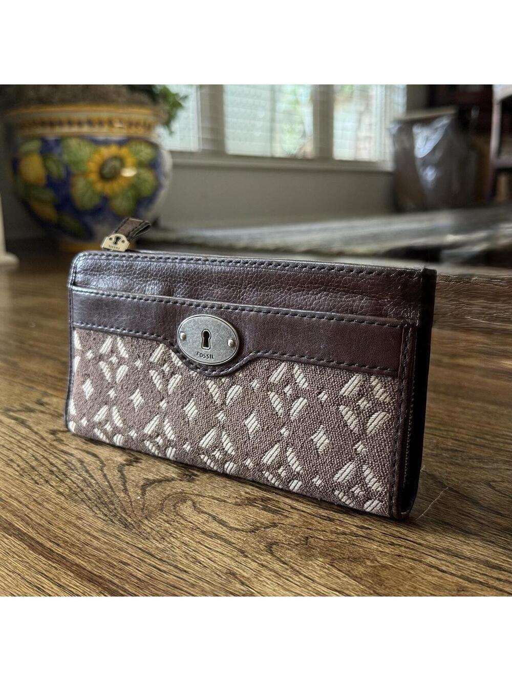 Fossil Monogram Jacquard Wallet 🤎